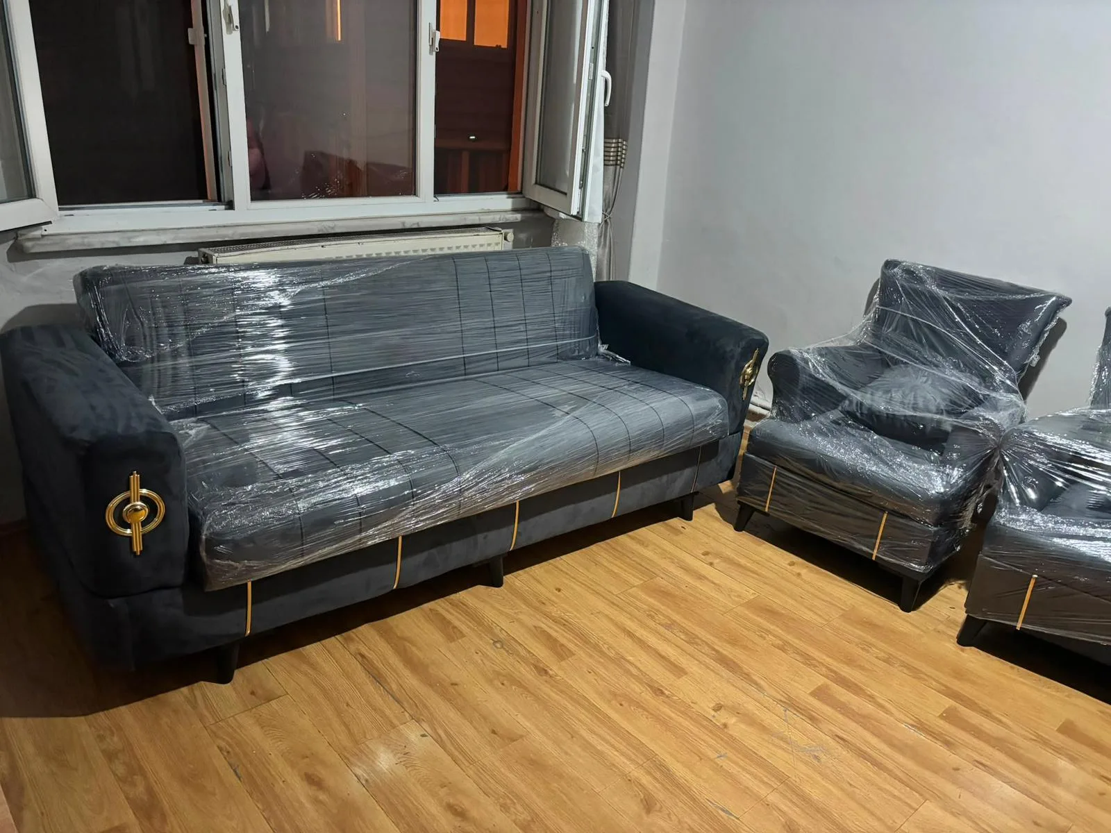 Koyu gri koltuk takımı